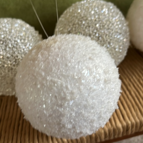 Bundle of 5 decorative Snow Balls- VGC SFH - Picture 5 of 6